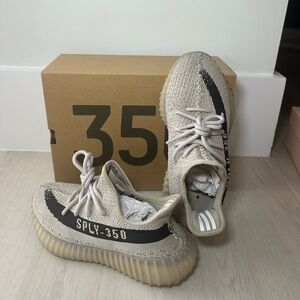 Yeezy 350 grey size 7 fits 6.5 run small box included